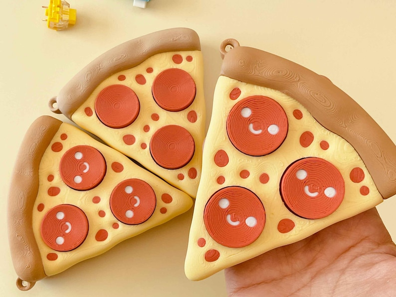 3D-Printed Creative Pizza Slice Button Keychain