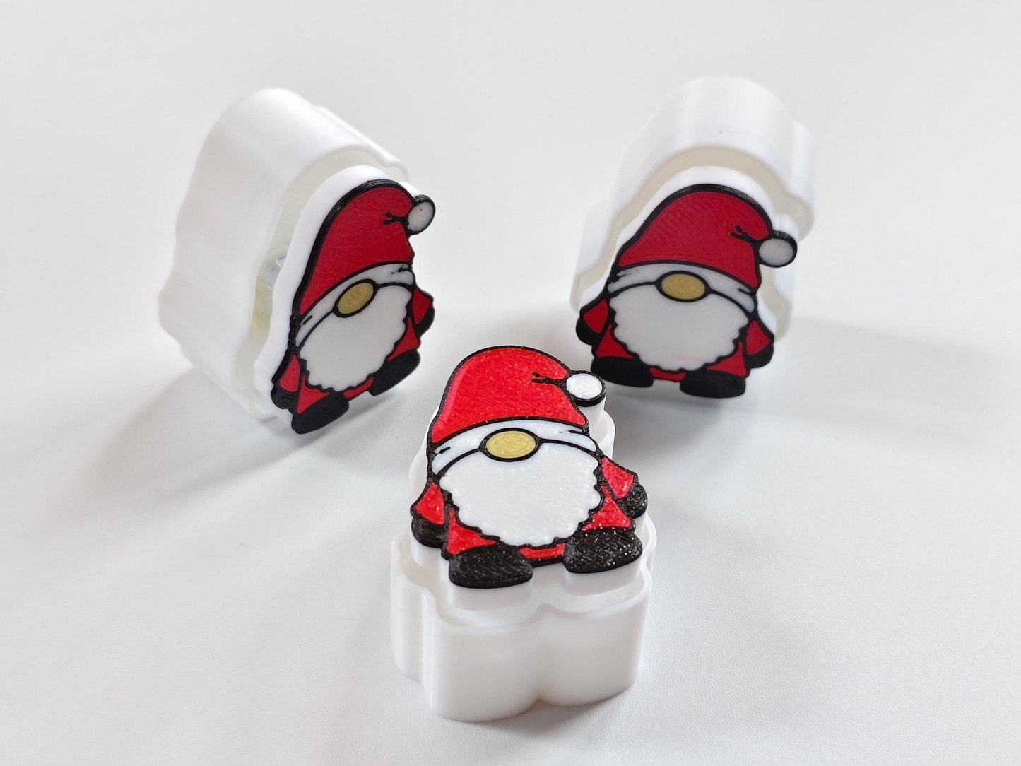3D-printed Faceless Santa Ornament